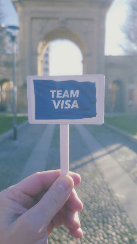 Instagram post by @visa_br for Visa. Caption reads: [...] di Apertura? #ItTakesAVillage #TeamVisa....