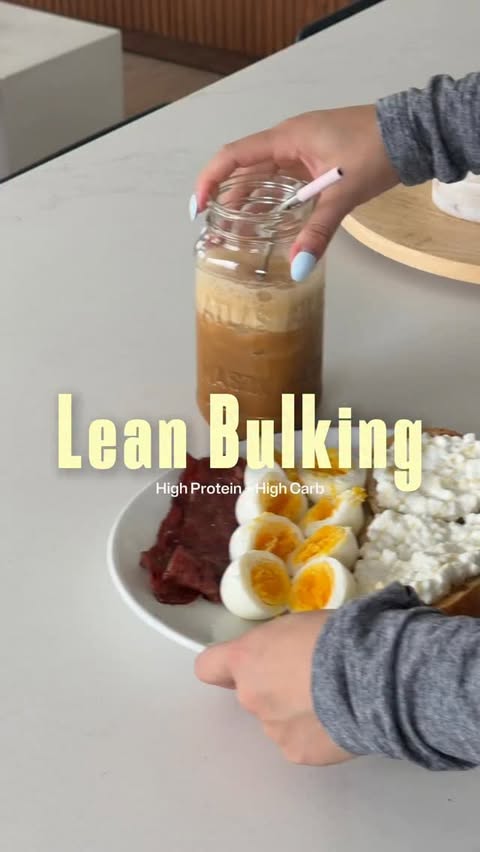 Instagram post by @mariaa_estraa for EHPlabs. Caption reads: Getting back on my lean bulk after falling off....