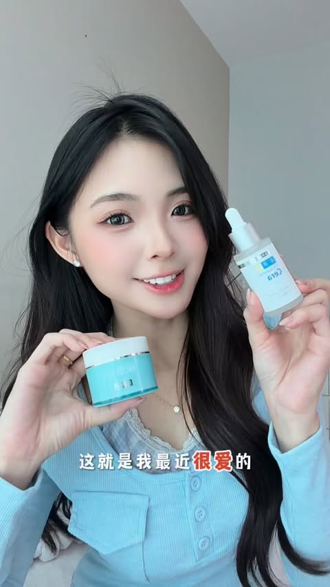 Instagram post by @nyokki.ho for Hada Lobo Malaysia. Caption reads: 最近很迷恋这种糖葫芦 Skin ！🍓✨ 皮肤看起来水水亮亮的，就像自带滤镜一样～....