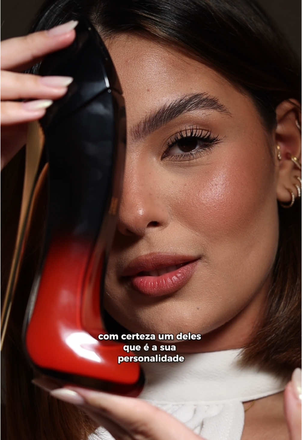 TikTok post by @giovannsf for Carolina Herrera. Caption reads: GRWM pra um jantar ✨ Escolhi o Very Good Girl....