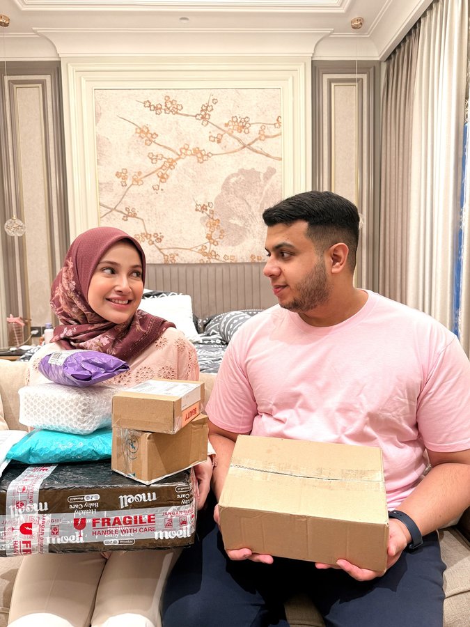 Instagram post by @yislamaljaidi for Lazada Indonesia. Caption reads: Yang penting istri seneng … #LazadaPestaGajian.