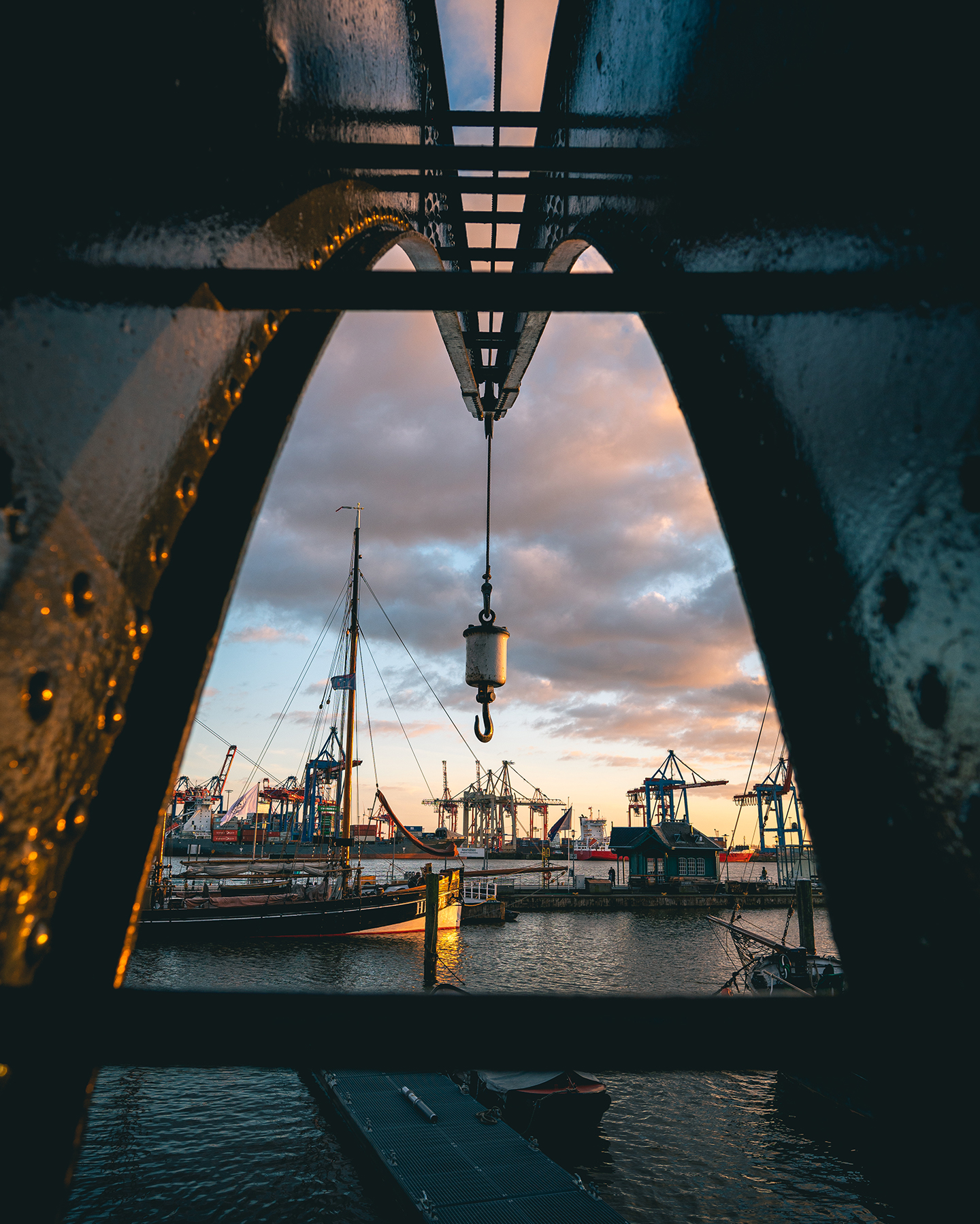 Instagram post by @dmnk.visuals for Nikon DACH. Caption reads: Hamburg, durch die Augen von Dominik @dmnk.visuals....