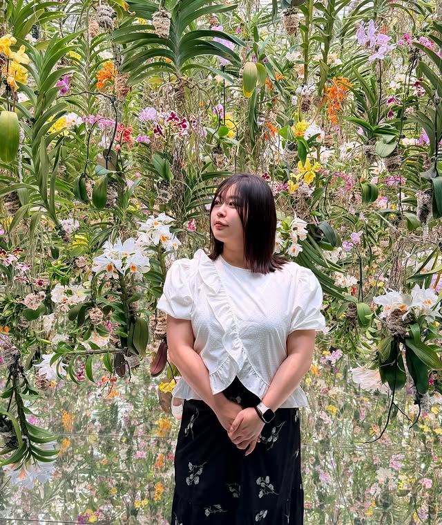 Instagram post by @ayayumin0725 for teamLab Planets TOKYO. Caption reads: 🤍✨🌿🌸 PR @teamlab.planets #チームラボプラネッツ豊洲 #東京観光....