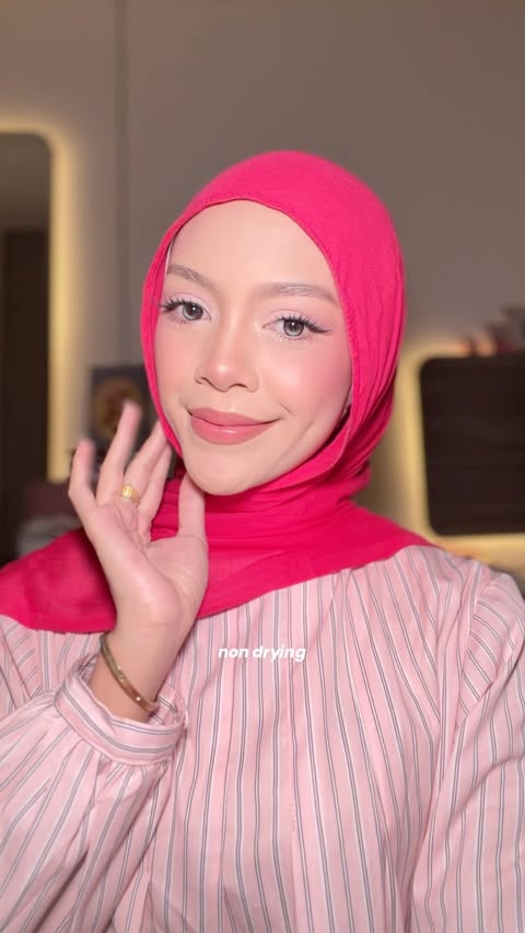 Instagram post by @febiolanabilaa for Glad2Glow. Caption reads: [...] set gapanik sih kalo pake skintint nya....