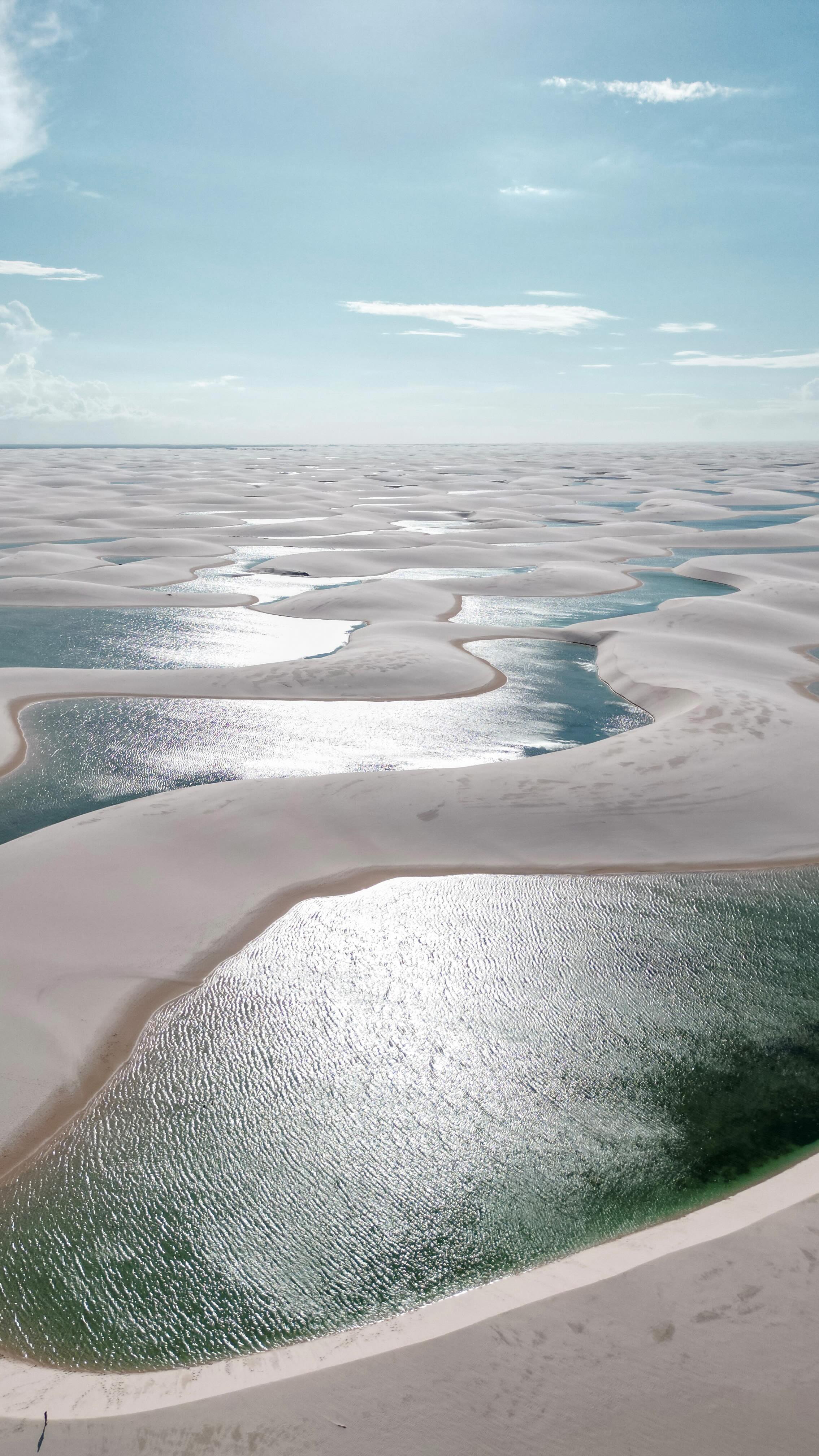 Instagram post by @catarinenseviajante for Skyscanner. Caption reads: ❌ NÃO VÁ PARA OS LENÇÓIS MARANHENSES SEM SABER....