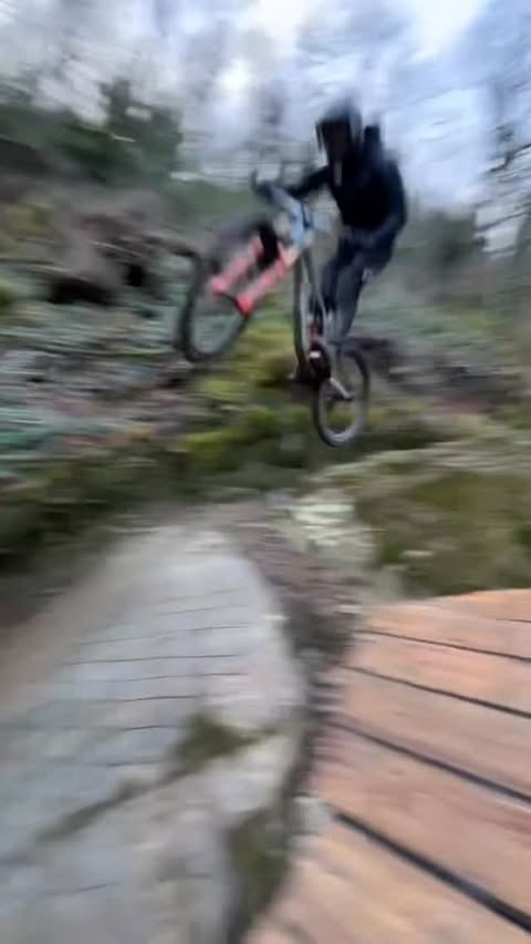 Instagram post by @trailrippers for GT Bicycles. Caption reads: [...] @simoneokelly_dh • • • Supported by:....