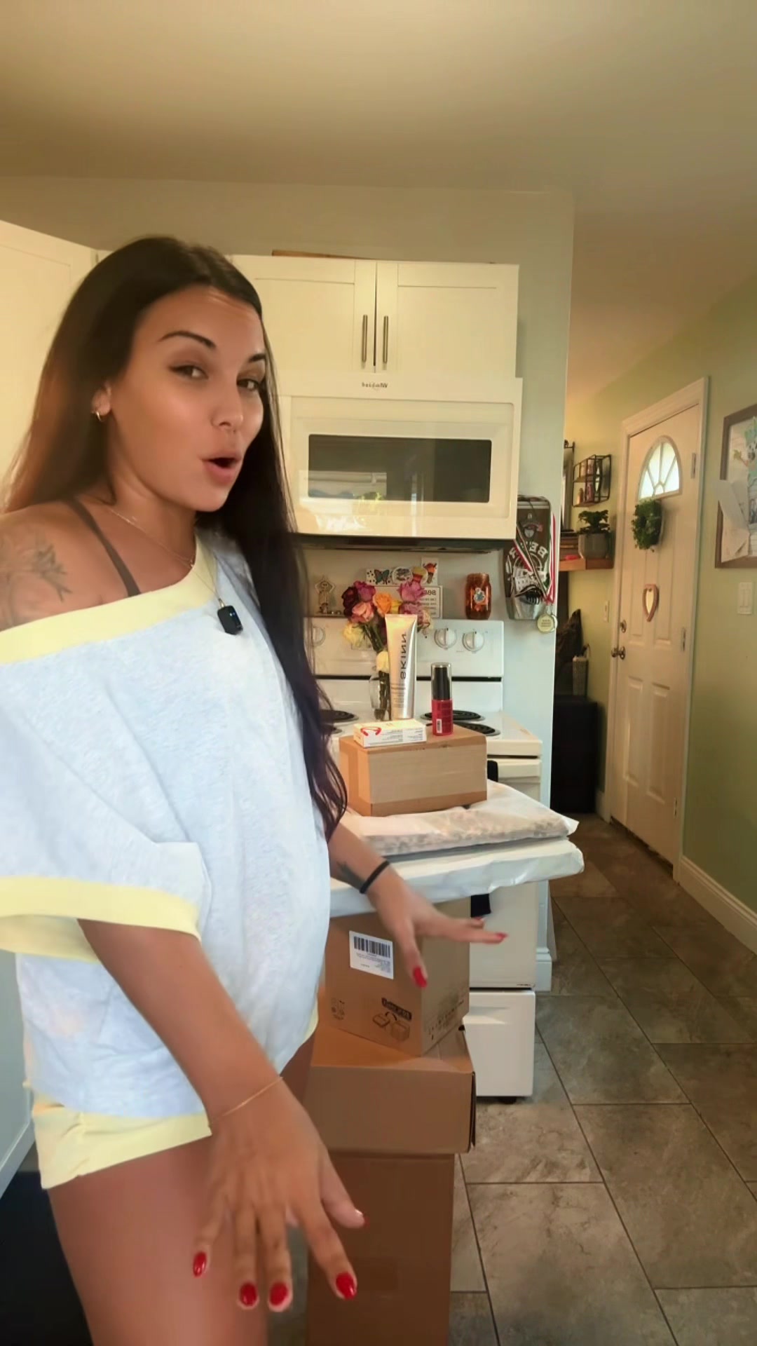 TikTok post by @_rianalee for Kit Experto. Caption reads: Sample Haul Finale📦✨ #trending #haul #unboxing....