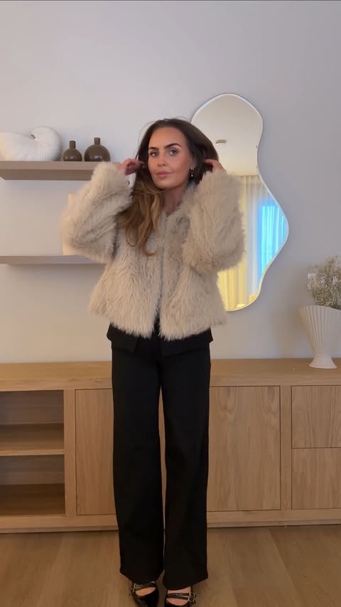 Instagram post by @anettaeik for VERO MODA. Caption reads: @veromodaiceland🤎 Buxur- ONLMADISON BLUSH [...].