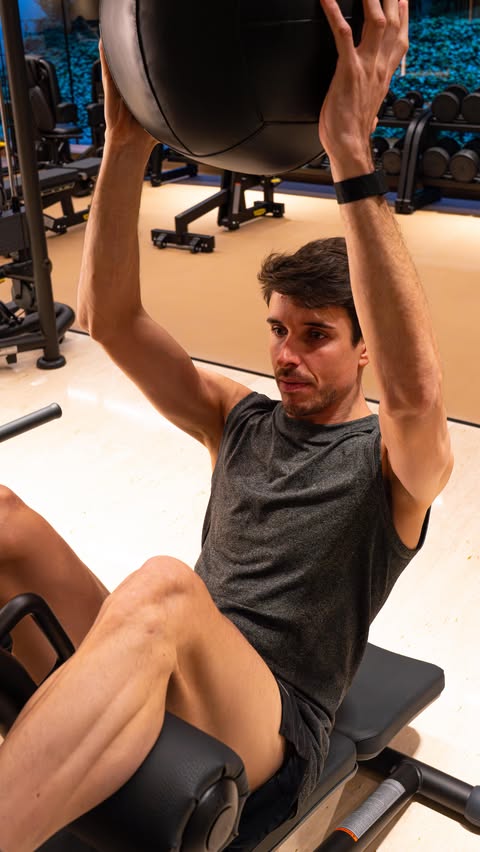 Instagram post by @alexmarquez73 for BIOTHERM. Caption reads: [...] Mi rutina de entreno se completa con....