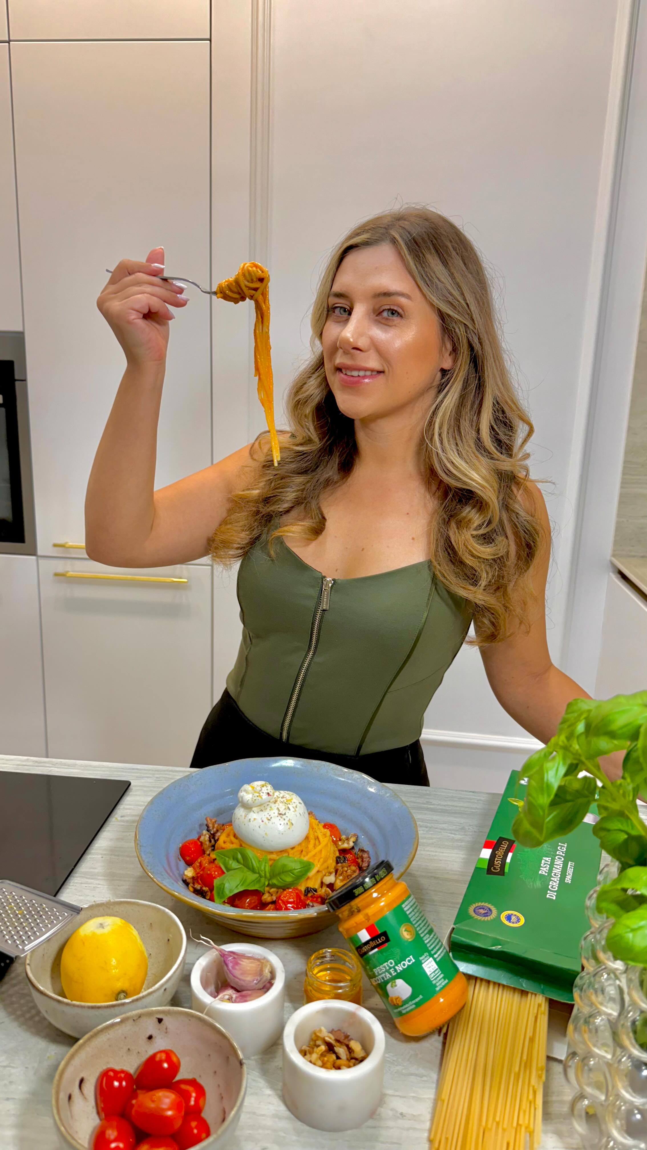 Instagram post by @justinowakxxx for Biedronka. Caption reads: Przepis na idealne włoskie spaghetti! 🍝✨

1️⃣....