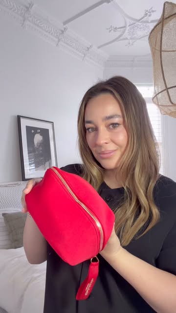Instagram post by @fionawright__ for Elizabeth Arden. Caption reads: [...] you love) - this is it 🤍 The Elizabeth....