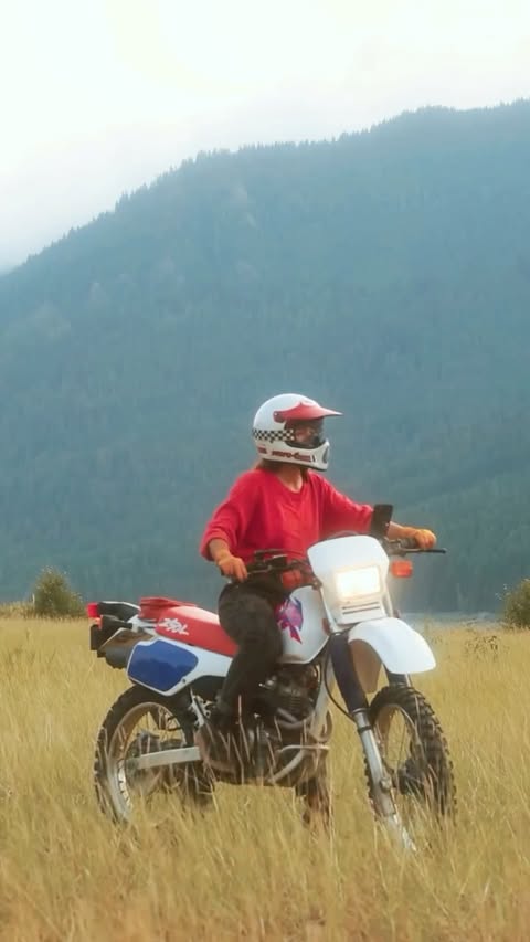 Instagram post by @alexandr_ford for Peak Design. Caption reads: [...] ‘90s #xr250
⠀
📲 Handlebar mount by....