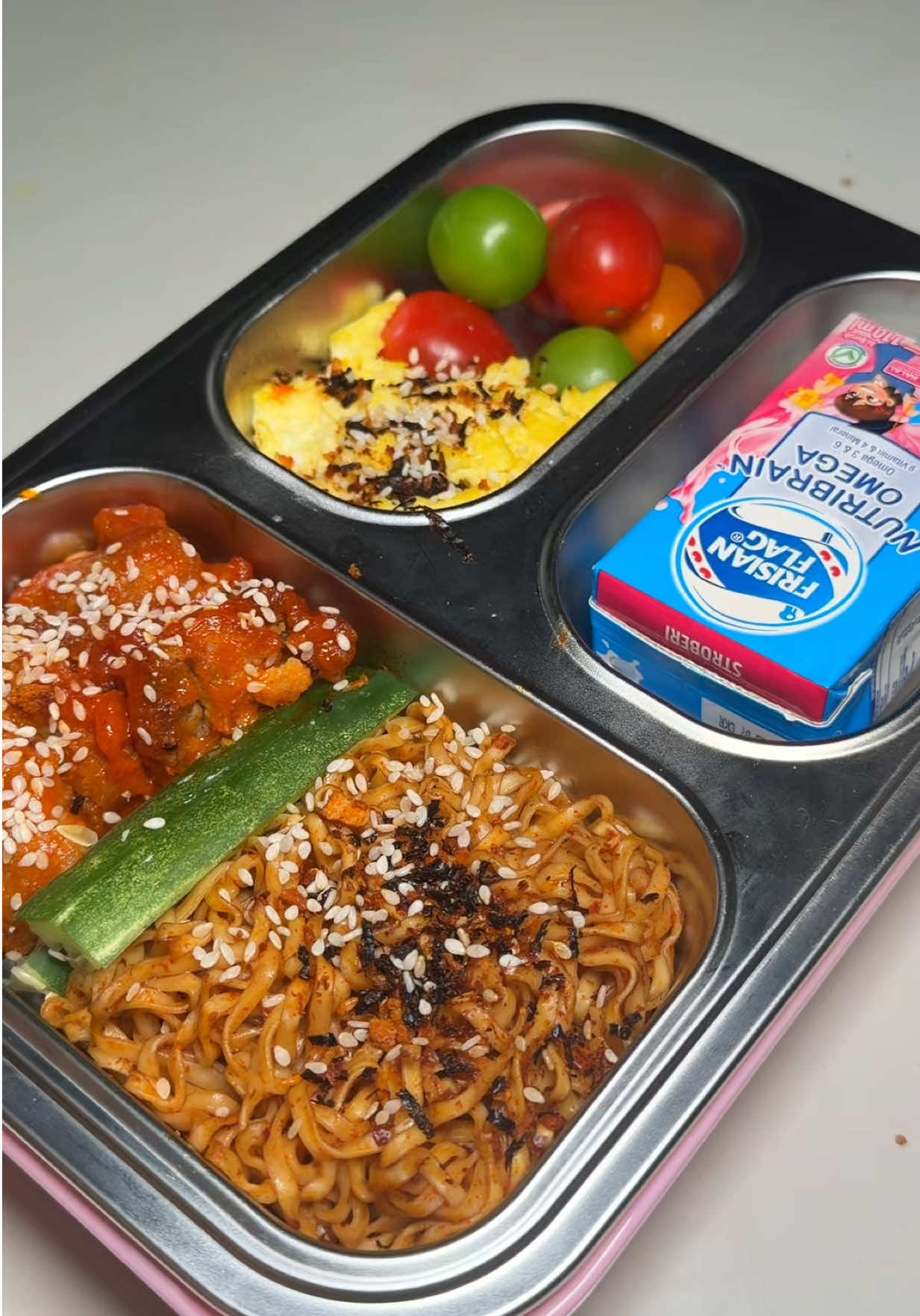 TikTok post by @auranixie for Steincookware. Caption reads: [...] MBG, untung ada Bento Daily Box....