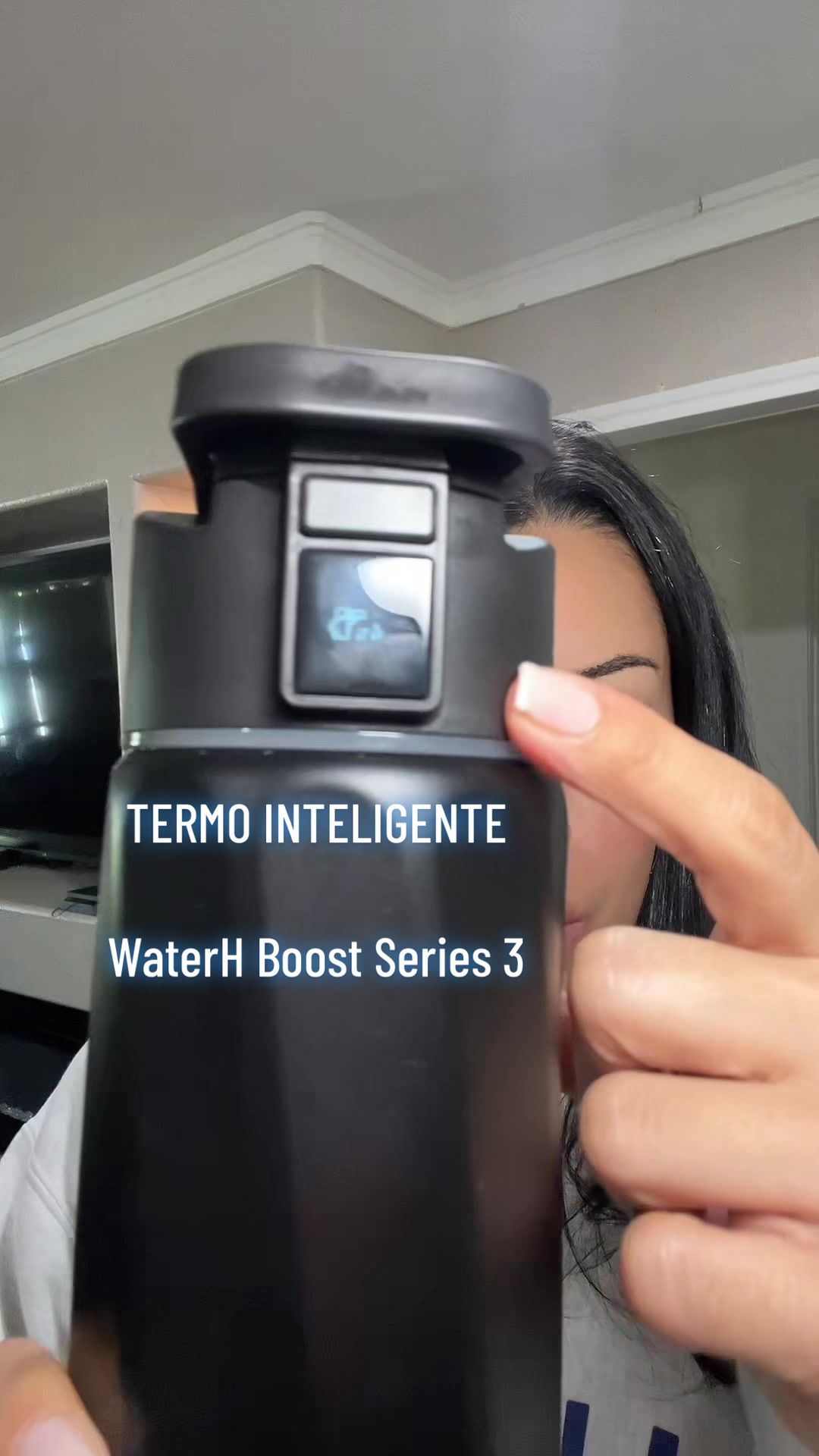 TikTok post by @paolaonglow for Water H Costa Rica. Caption reads: 💧Mi truco para no olvidarme del agua: este vasito....