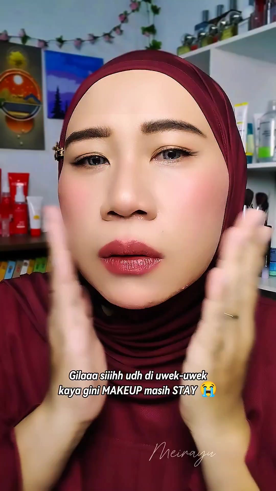 TikTok post by @meirayu2 for Kezia Beauty. Caption reads: [...] rahasia nya pakai setting spray dari....