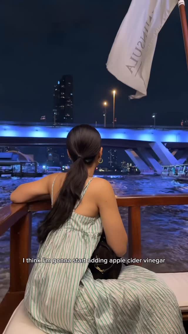 Instagram post by @sallykim7 for EVERYDAZE. Caption reads: [...] on-the-go! #applecidervinegar #travel....