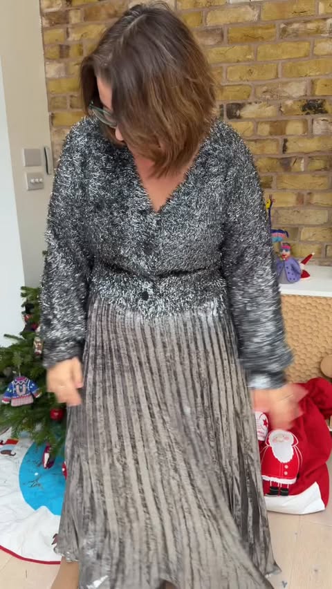 Instagram post by @whoisthatlondonmum for New Look. Caption reads: New look awesomeness 🩶❤️🩶❤️ #ad @newlook
Styling....