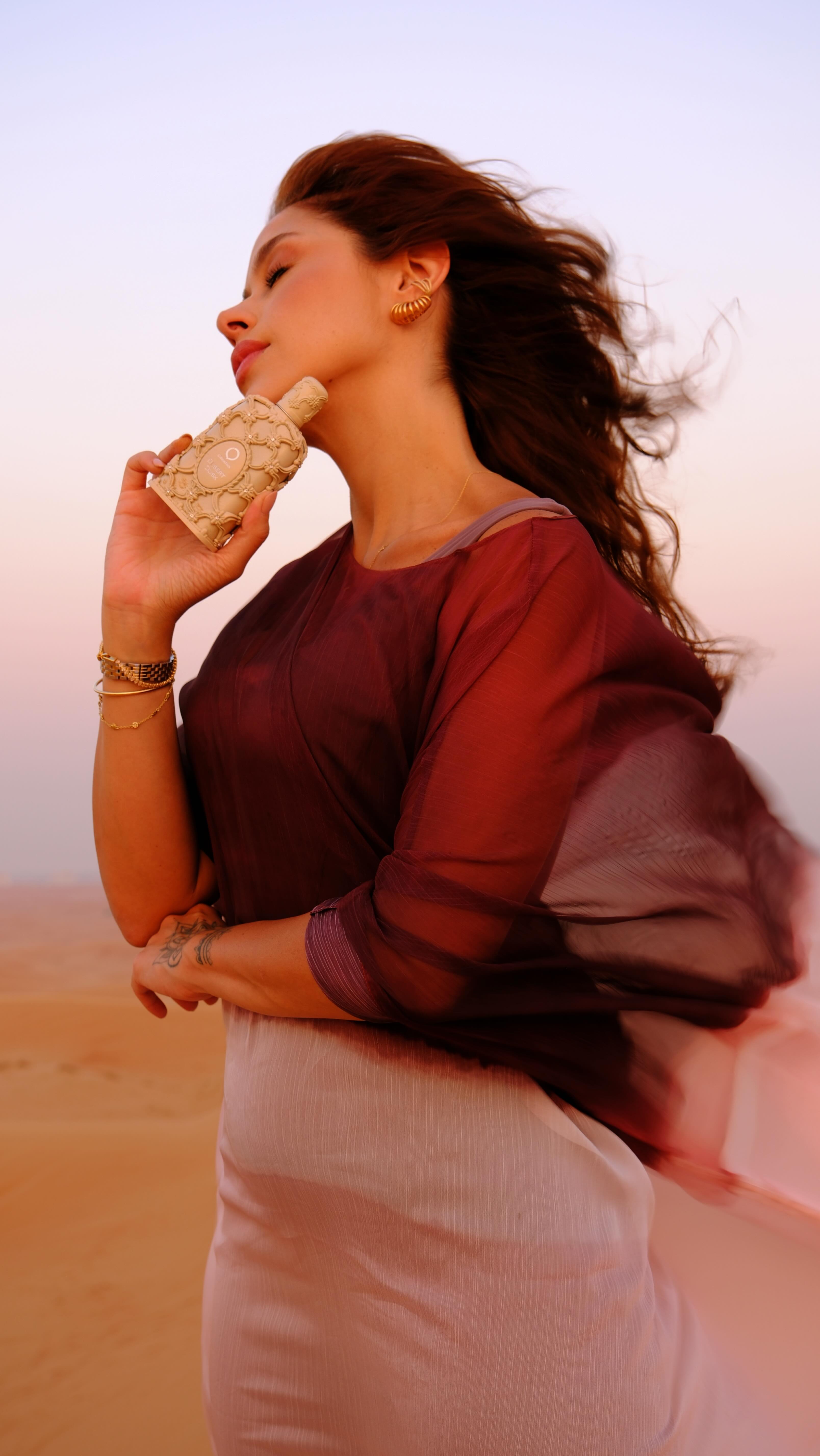 Instagram post by @tassianecruz for Orientica Perfumes. Caption reads: Desert Dusk é a nova fragrância de....