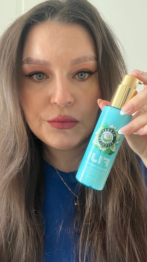 Instagram post by @manuela_balan92 for SuperSavvyMe. Caption reads: [...] #MagicSerum #CoconutHairGoals....