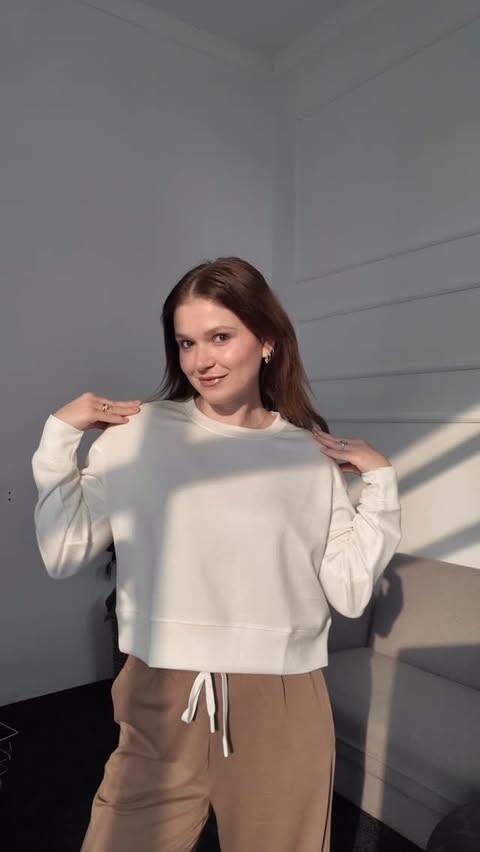 Instagram post by @tika.creator for Pinspark. Caption reads: city walks in my Pinspark set just hit different....