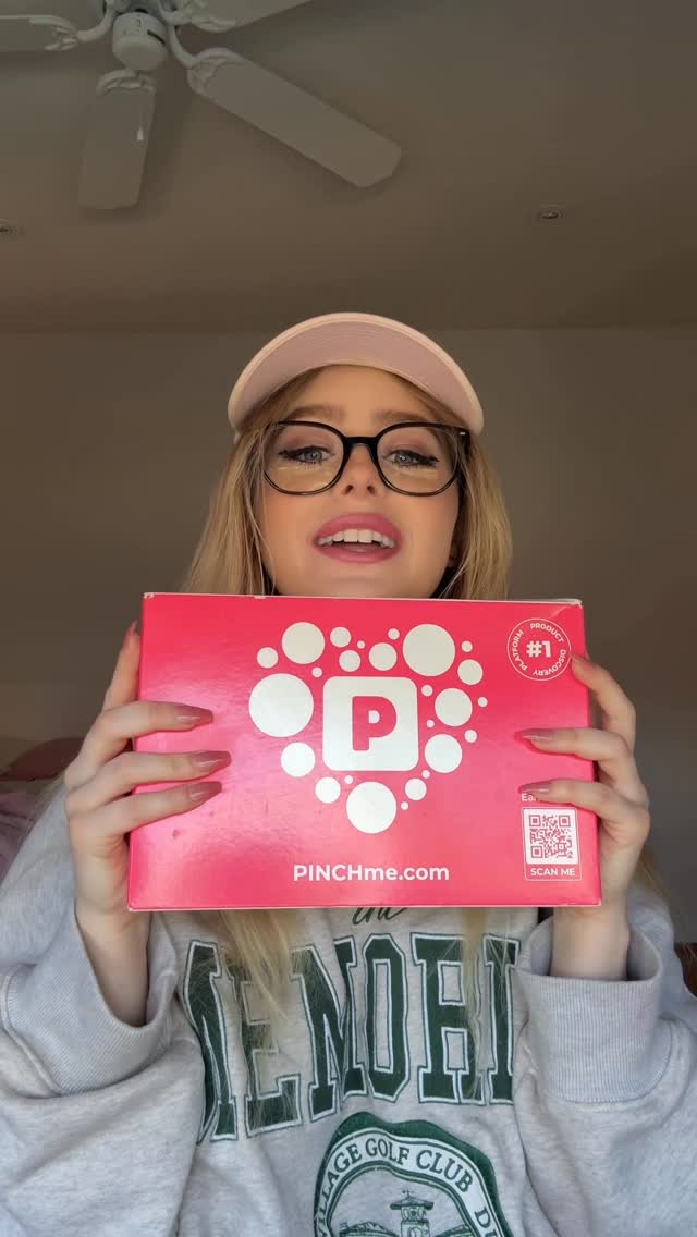 Instagram post by @isabellacrovetti for PINCHme. Caption reads: Tyy @pinchme 💕🧴🧼 #unboxing #skincare #pinchme....