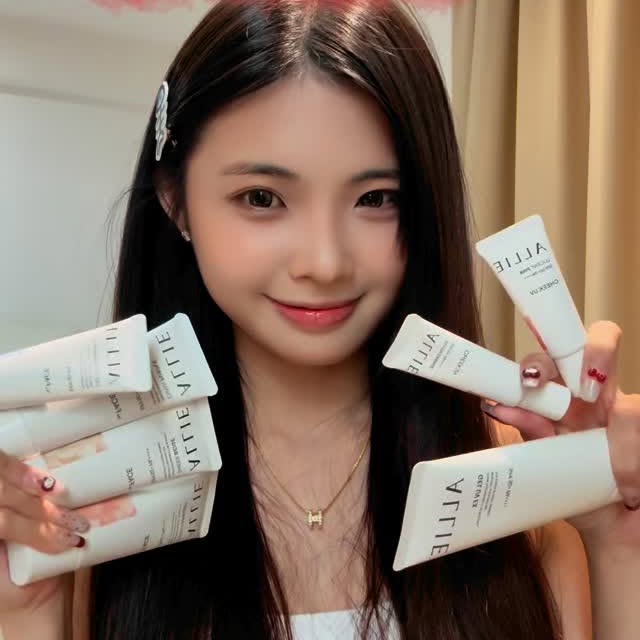 Instagram post by @nyokki.ho for ALLIE. Caption reads: 以前每次出门都要在防晒和妆效之间纠结半天，现在完全不用纠结了！ALLIE 的 Beauty UV....