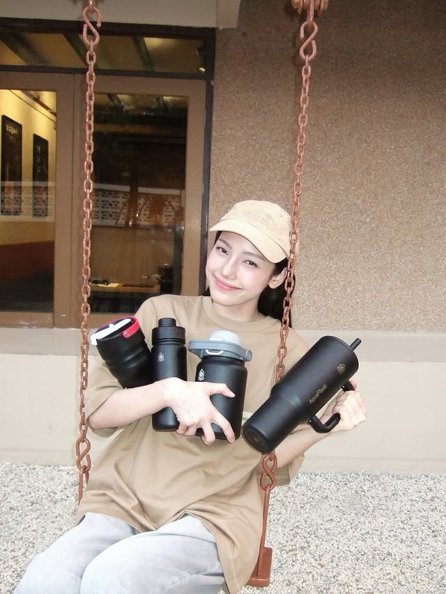 Instagram post by @ittoei for AquaFlask. Caption reads: All mine😋₊˚ʚ all day with @aquaflask.th....