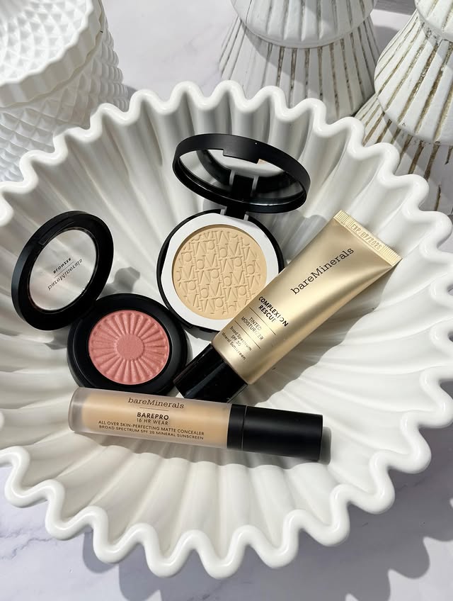 Instagram post by @cat_____lady for bareMinerals. Caption reads: #GiftedByBareMinerals . ✿❯───𝔹𝕒𝕣𝕖....