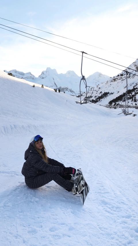 Instagram post by @silvia.efe for OOSC Clothing. Caption reads: The outfit and the sport🏂❄️🦓🤍 amando máximo!....