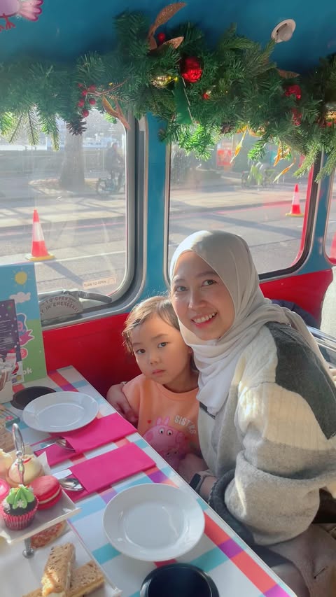 Instagram post by @snfad_diela for GetYourGuide. Caption reads: Our first afternoon tea experience in London!
Had....