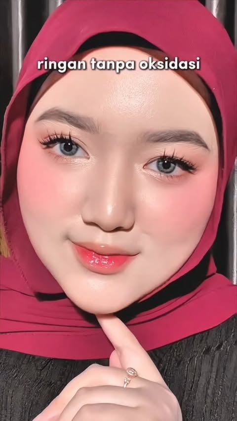 Instagram post by @dwiffahraherz for OMG. Caption reads: emang boleh new matte cushion OMG se - cover ini....