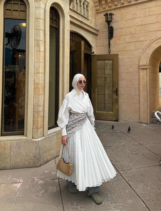 Instagram post by @ecmelrumeysa for SUUD COLLECTION. Caption reads: Lost in singapur w/ @toprakturizm 🤍 

Elbise....