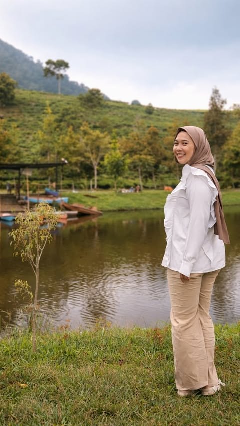 Instagram post by @pi.pi.te for GoPay Indonesia. Caption reads: [...] sudah aktifin Gopay Tabungan 🫶🏻....