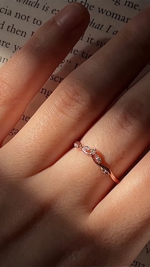 Instagram post by @mariaholdishuk for Mollyjewelryus. Caption reads: [...] ✨ This Snowdrift curved band from....