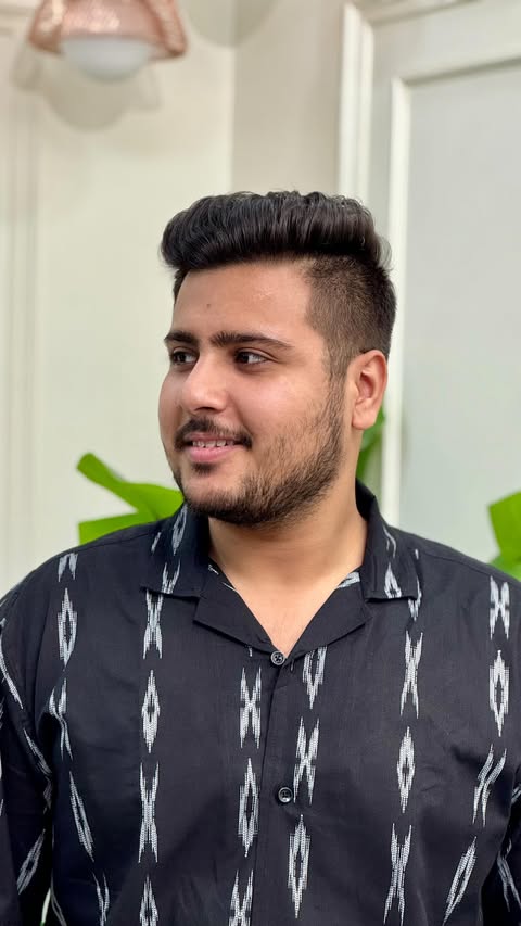 Instagram post by @meetthefashiontrend for Novology. Caption reads: [...] oily bhi rehti hai? 😩 I recently tried....