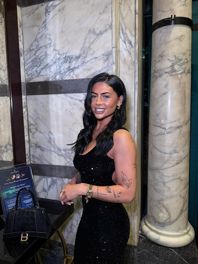 Instagram post by @kiahlilyyy for PrettyLittleThing. Caption reads: [...] best New Year’s Eve 🖤 

Dress -....