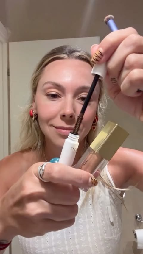 Instagram post by @ecemkoo for Cream Co.. Caption reads: [...] Kontür @fentybeauty Allik: @creamco Likit....