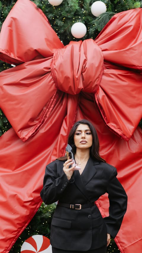 Instagram post by @romitavlz for Shoppers Drug Mart. Caption reads: @carolinaherrera crafted for women who carry....