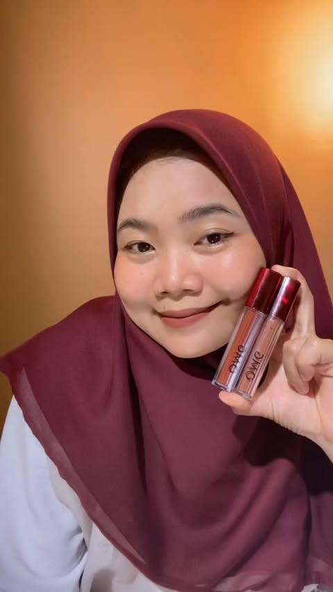 Instagram post by @sofi_apriliyan for OMG. Caption reads: My best Lip Ombre ❤️ @itsomgbeauty #omgbeauty....