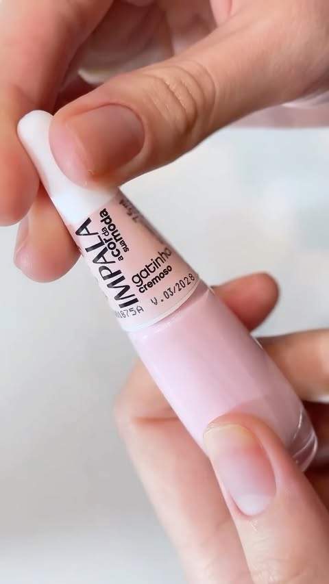 Instagram post by @mieksto for Mercado Livre. Caption reads: Usaria?? 🥂✨💅🏻

Id glittter: RBMHPJ-UZNE
Id....