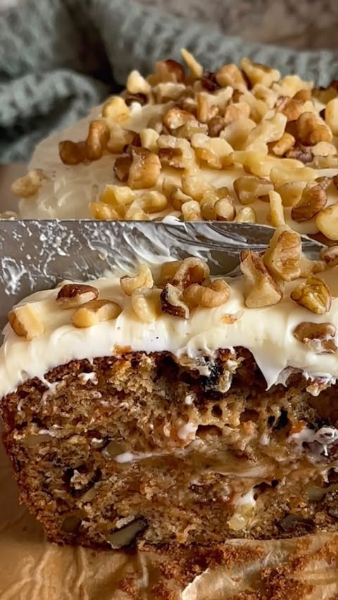 Instagram post by @wholesomelysophia for Truvia. Caption reads: [...] a dreamy cinnamon cream cheese frosting....