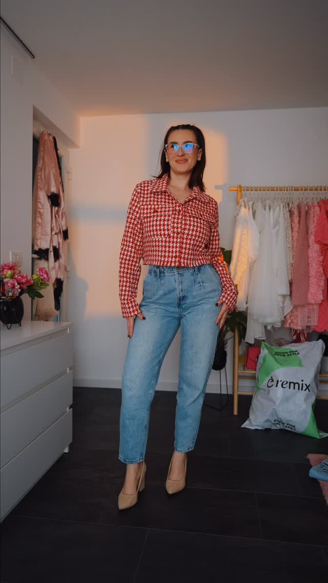 Instagram post by @casandrasy for BUZZStore. Caption reads: Haine second hand cumparate din online?
Acum ca e....