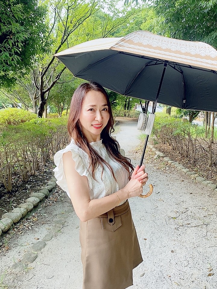 Instagram post by @1107_yaya for Cicibella. Caption reads: 。
。
。
。
おつかれさま♡
。
。
この猛暑☀️
日傘必須☂️
扇風機も必須❣️
。
とっても楽....