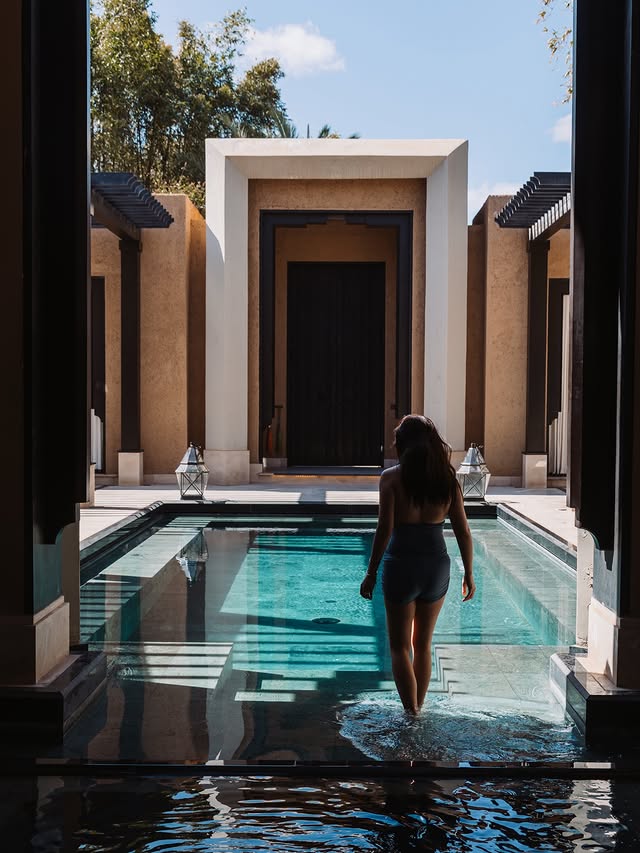 Instagram post by an influencer for Mandarin Oriental. Caption reads: [...] hospitality. 🫶🏼 Ad | #mandarinoriental....