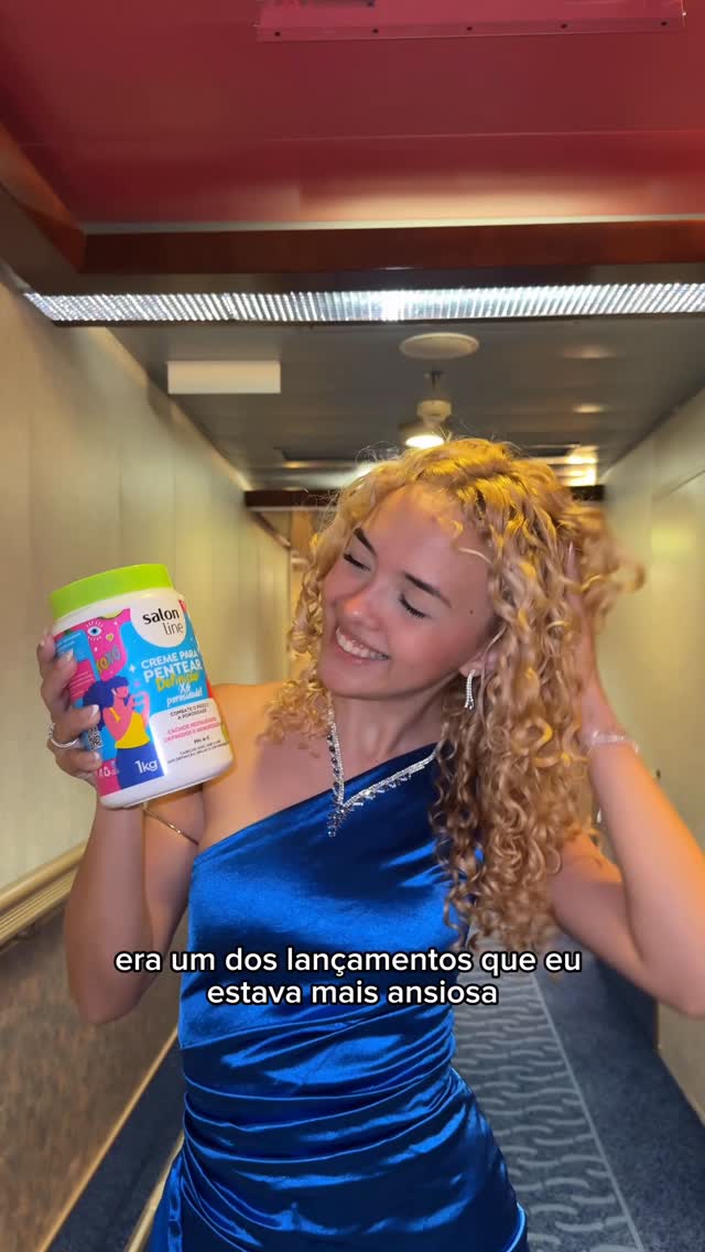 Instagram post by @sosoborgesxl for #todecacho. Caption reads: O lançamento Xô Porosidade garante que meus cachos....