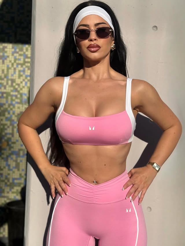 Instagram post by @karolinapalazi for Myprotein. Caption reads: Pink looks, beast mode with my @myproteingr #ad....