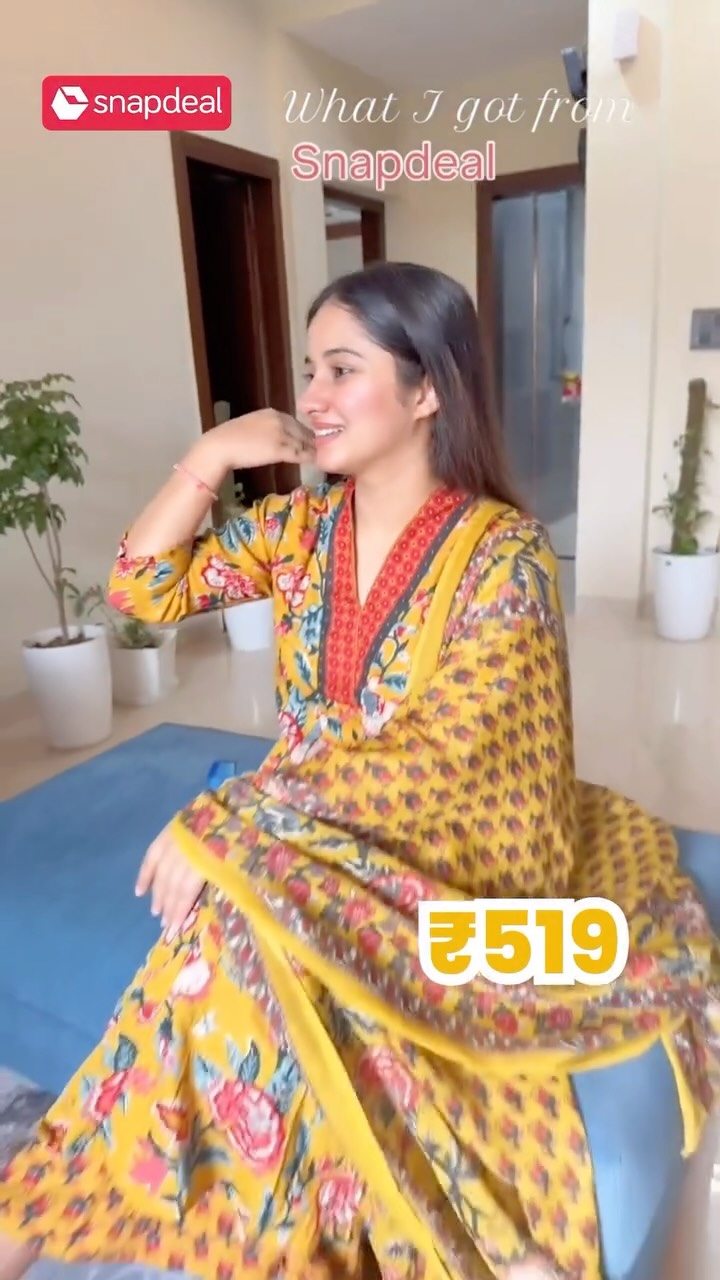 Instagram post by @tamanna_yadav__ for Snapdeal. Caption reads: 💝🎗️🌻🍂

#nazaraatakjaaye #bharatkaapnasnapdeal....