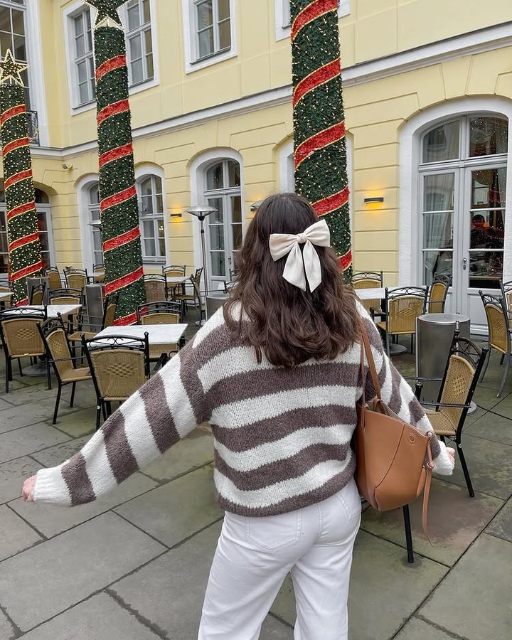 Instagram post by @elisaa.koch for SASSYCLASSY. Caption reads: never say no to a cozy knit 🎀 @sassyclassy 

get....