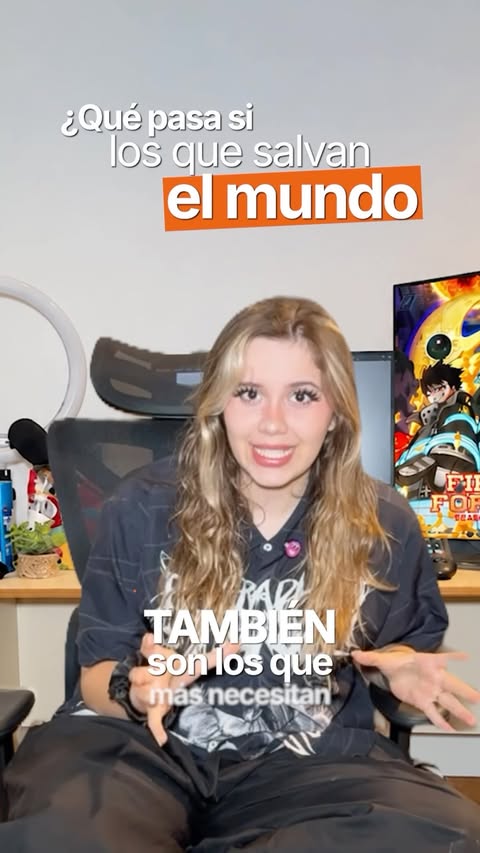 Instagram post by @emikukiss for Crunchyroll. Caption reads: [...] imperdible: Fire Forcé disponible en....