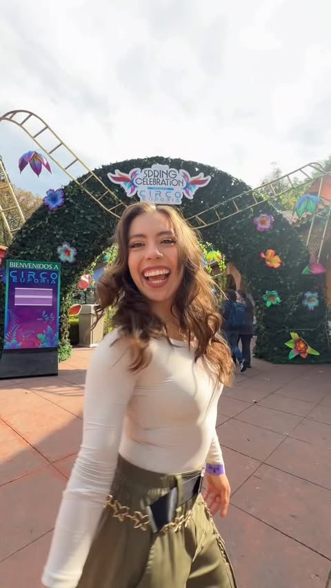 Instagram post by @karyncasas for Six Flags. Caption reads: POV vas conmigo a un Iconic day ✨🥳🧚‍♀️....